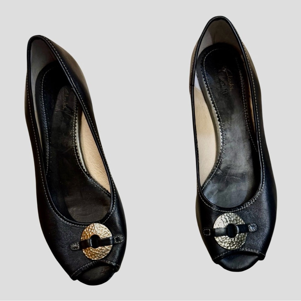 🆕CLARKS ARTISAN peep toe Black Flats with decorative hammered silver circle sz 9 - Picture 10 of 10